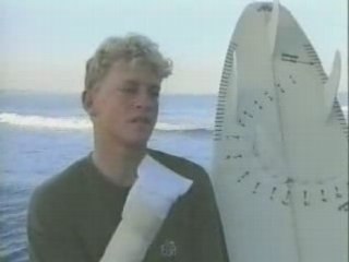 Surfer attaccato da 2 squali