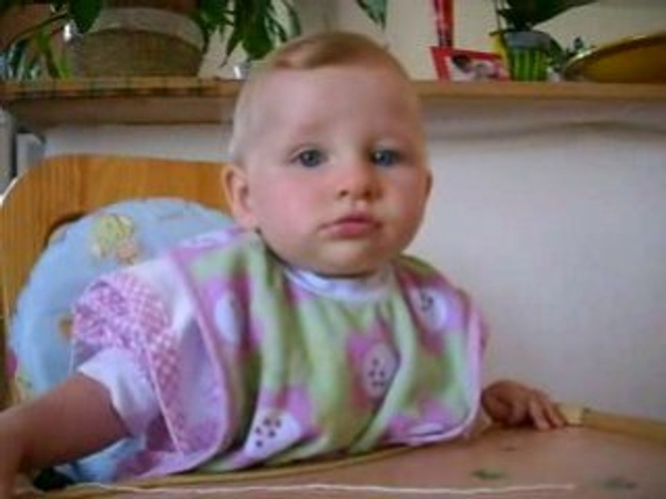 Alyssa mange une pêche