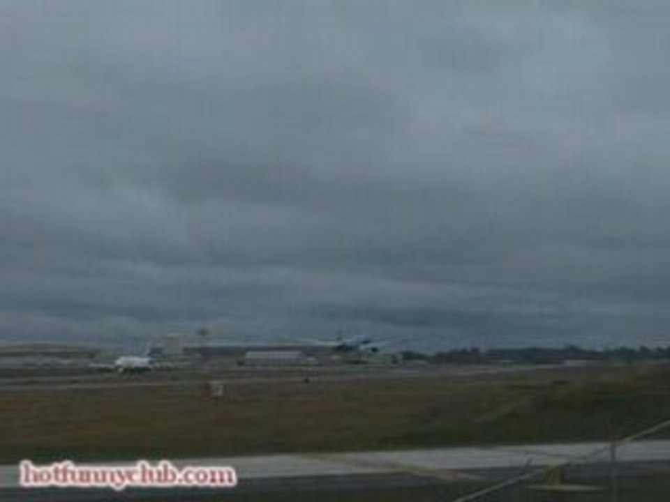 777-300 Very Low Flyby