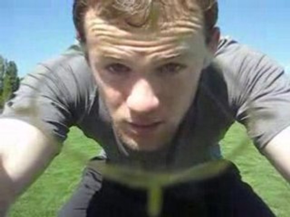 wayne rooney defonce la camera