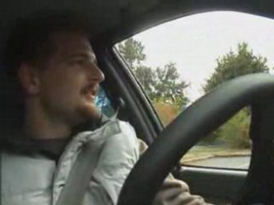 Zabdo en clio qui crame du pneu