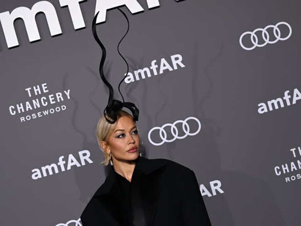 Rita ora überrascht bei amfar-gala mit extravagantem kopfschmuck