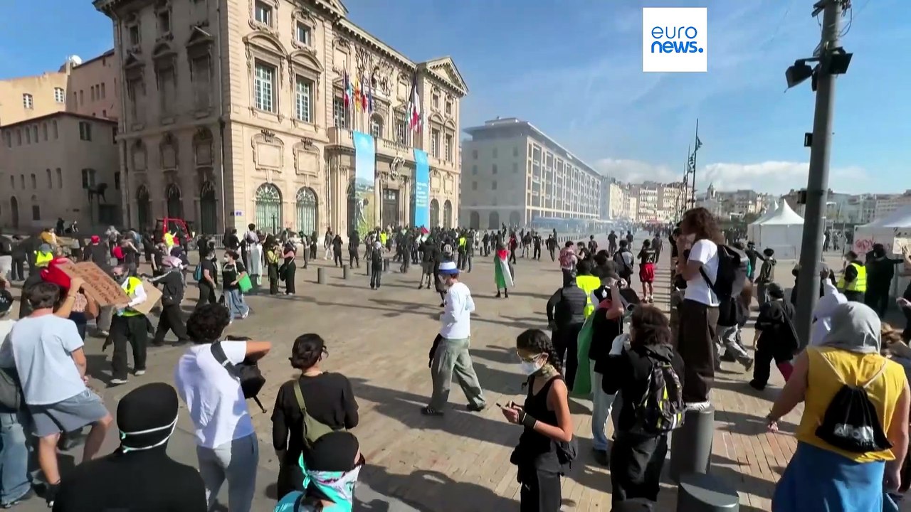 Demonstranten stürmen rathaus von marseille und liefern sich gefechte mit polizei