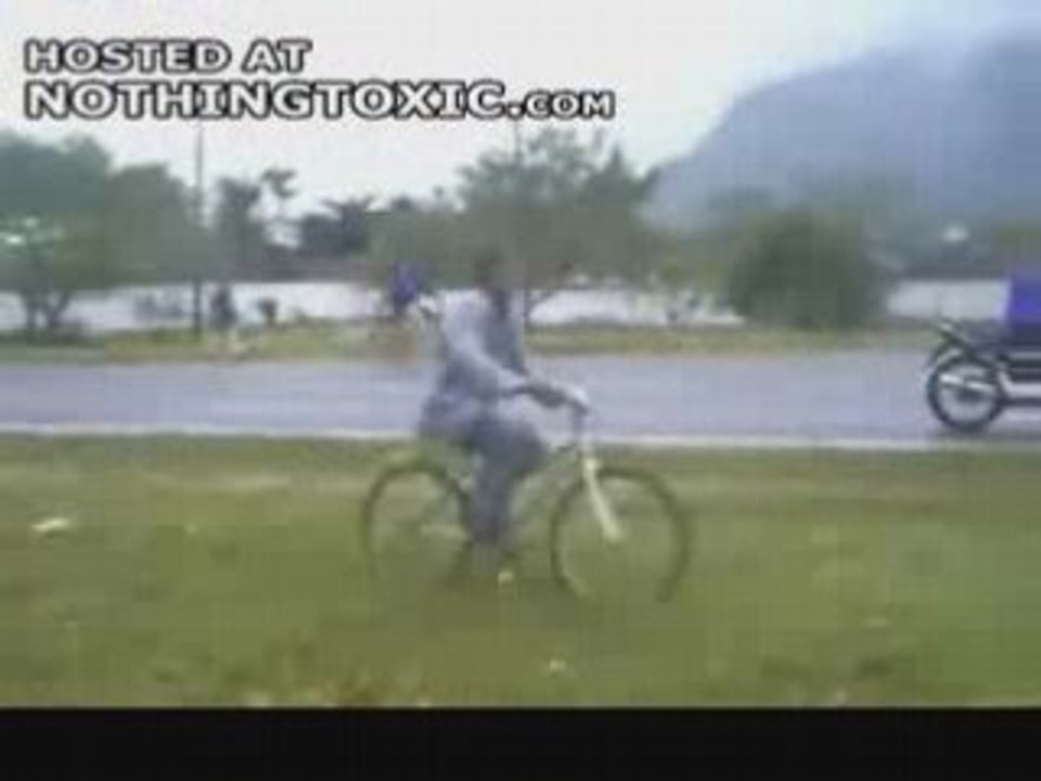 Régis fait le malin en vélo...