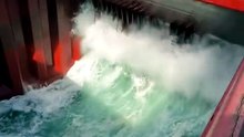 Pourquoi il est quasiment impossible de nager dans cette eau 🌊😳 Tu aurais osé t’approcher ? Dis-le-moi en commentaire 👇 Abonne-toi pour d’autres vidéos impressionnantes ! 🔔 (Source : @studio_mmv25) #cargo #mer #navire #incroyable #science