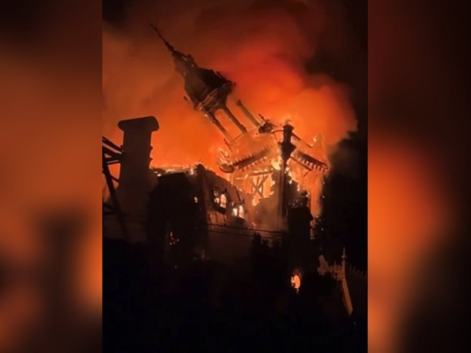 Randalierer zünden rathaus in limoges an - turm kracht in die tiefe