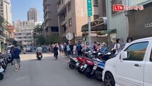 超瘋！他在台中發3000條洋流飄帶 「貪吃蛇」6點搶頭香