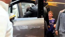 Salon de l'automobile 2026: un enfant recule avec le nouveau Mercedes VLE et défonce la barrière derrière