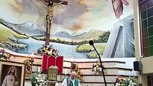 Padre morre atingido por cruz durante transmissão de missa em direto