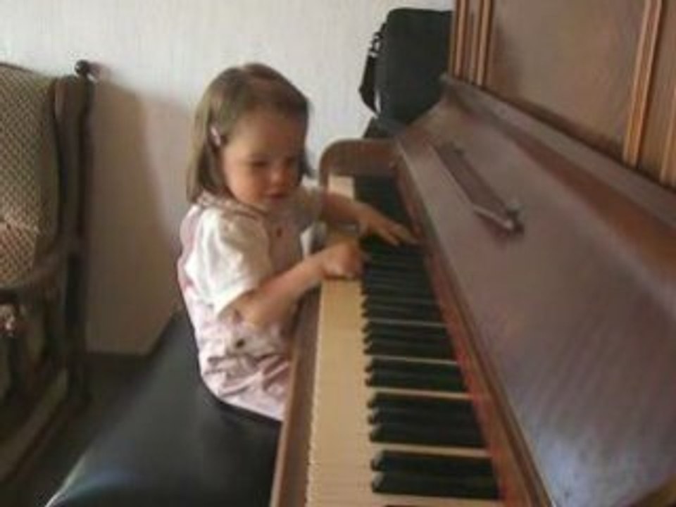 Louise joue du piano