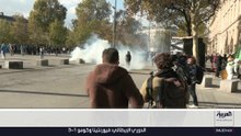 الشرطة الفرنسية تلقي الغاز المسيل للدموع على متظاهرين في ساحة الجمهورية