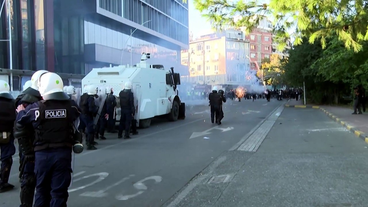 Proteste in Tirana: Polizei stößt sechsten Tag in Folge mit Demonstrierenden zusammen