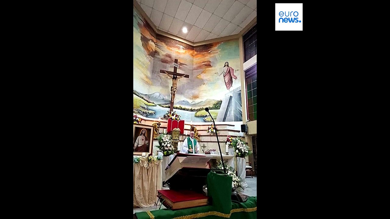 Video: priester stirbt, als kreuz während messe in ecuador auf ihn fällt