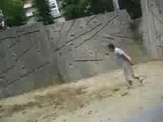 chrsitopheur qui essaye de monter sur le mur