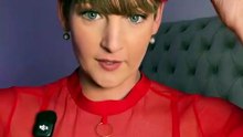 Hannah Brooks probiert Halloween-Accessoires an und fragt: „Welches soll ich tragen?“