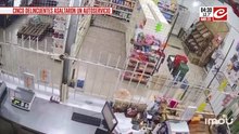 Cinco delincuentes asaltaron un autoservicio