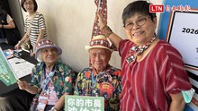 沈伯洋現身大稻埕秋穫季 支持者擠爆現場、90歲高齡伯伯也來了