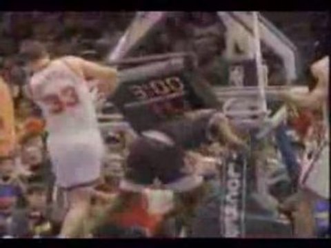 Vidéo Shaquille O'Neal casse le panier des Nets