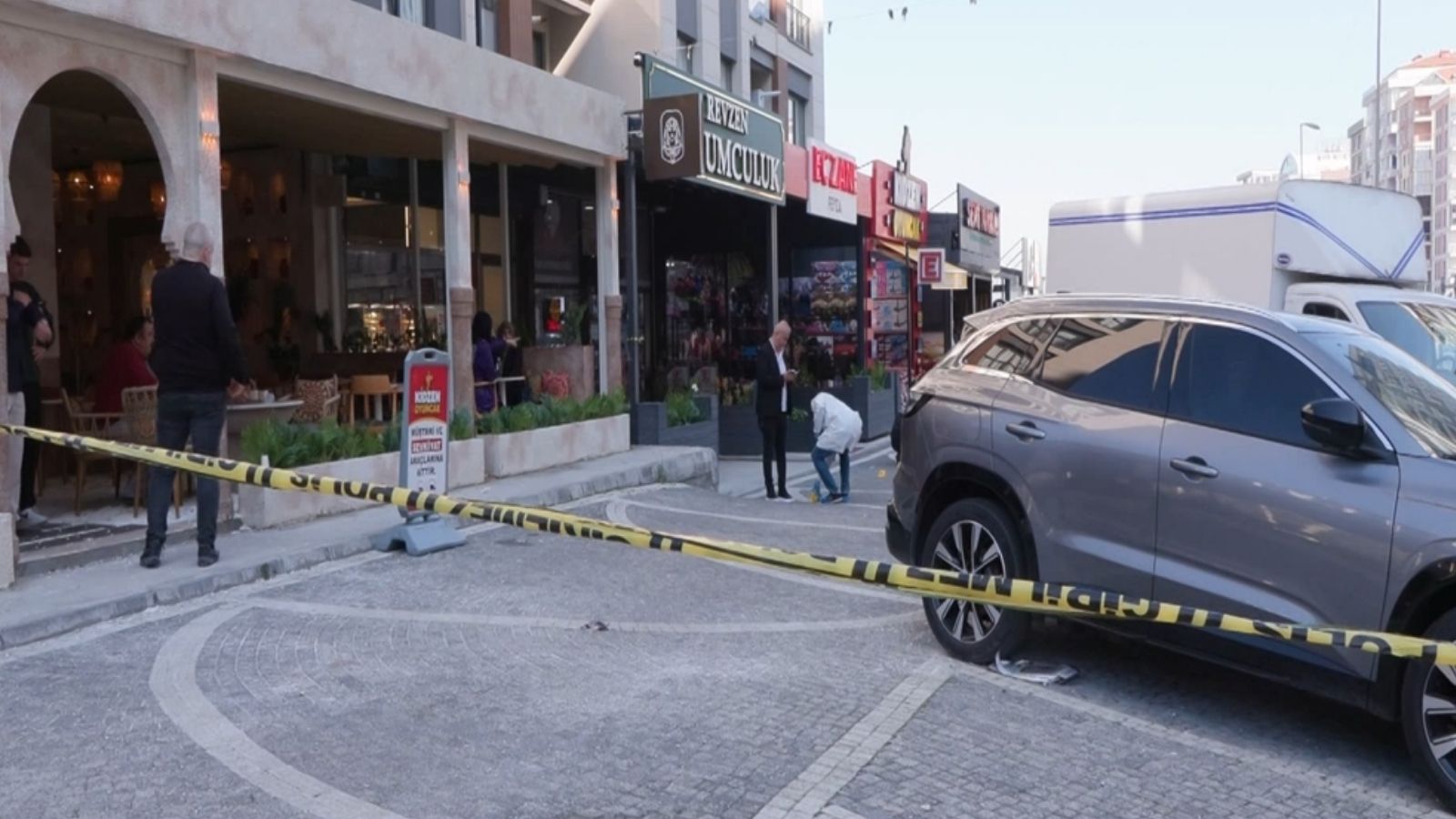 Esenyurt'ta kuyumcuya silahlı saldırı; bir kişi yaralandı, saldırgan bir sürücünün aracını gasbederek kaçtı