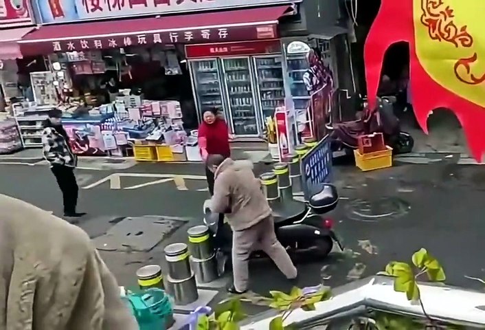 Lui il veut vraiment passer avec son scooter