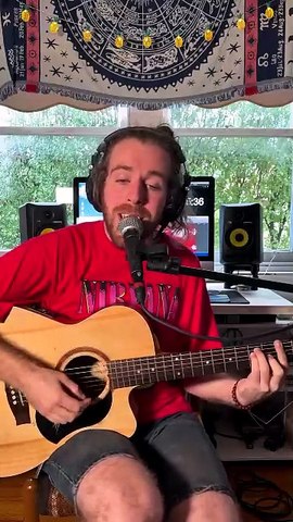 Chanter et jouer de la guitare à l'envers