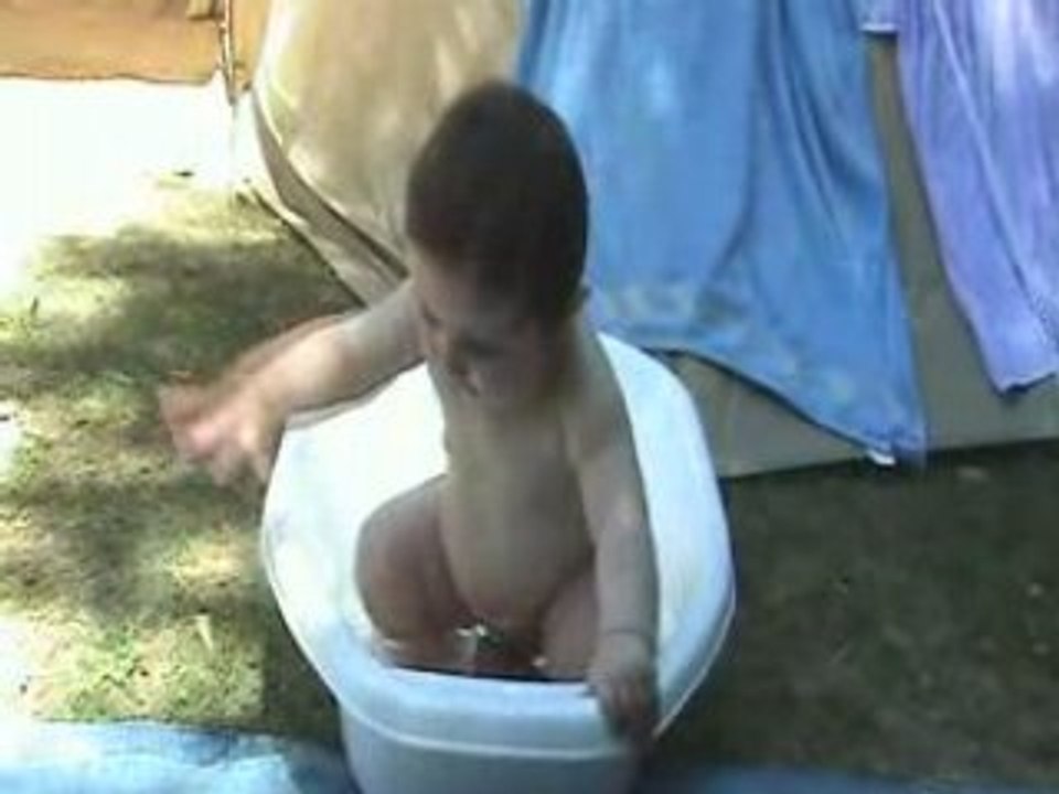 Maé dans sa baignoire
