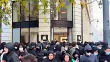 Loja da Apple em Lille foi saqueada durante protestos. Veja o vídeo