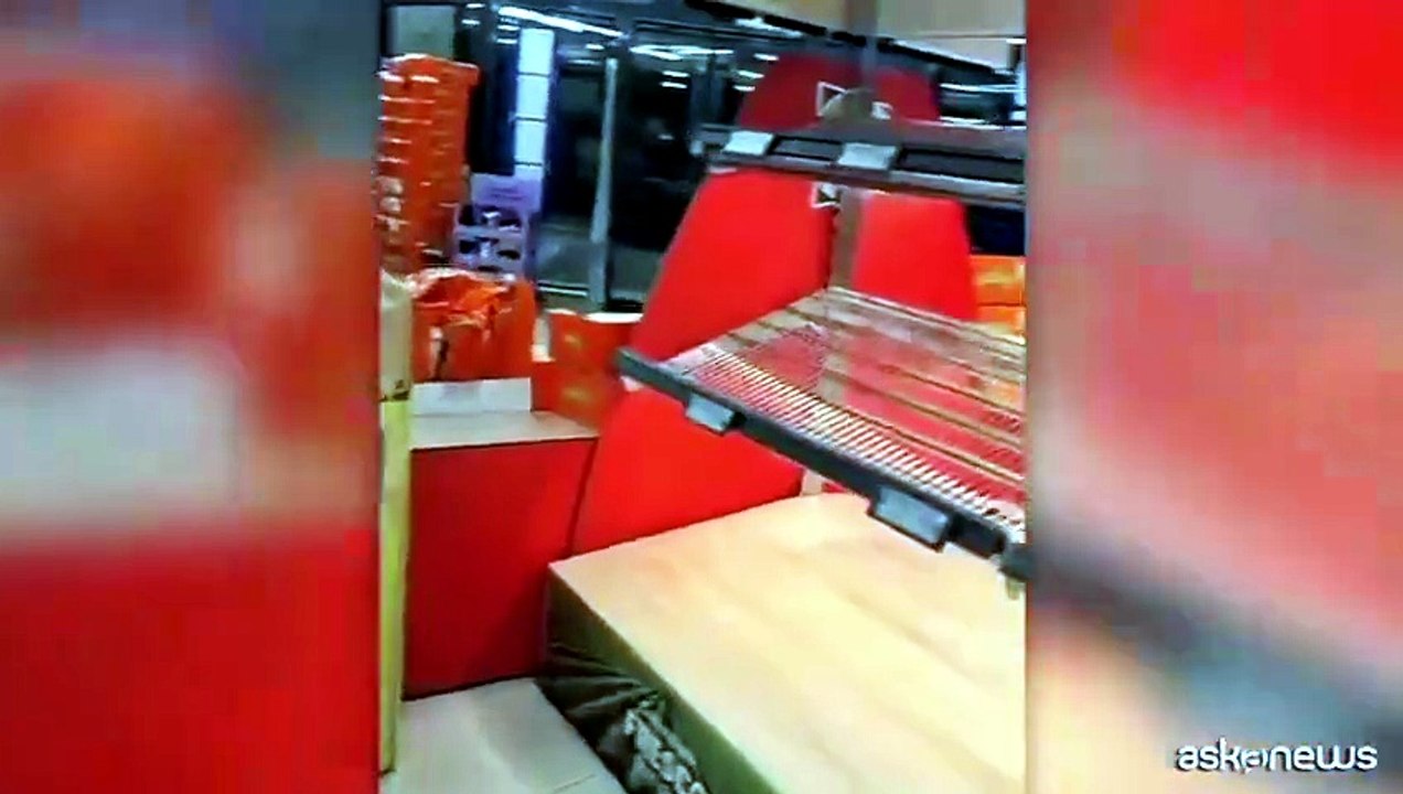 Protesta dei tir, gli scaffali vuoti nei supermercati in Campania ...