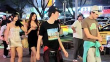 #BarStreet #Nightlife #StreetStyle #NightVibes #BeautifulGirls #CityLights #NightOut #UrbanNightlife #newjeans #kpop #dance #fancam