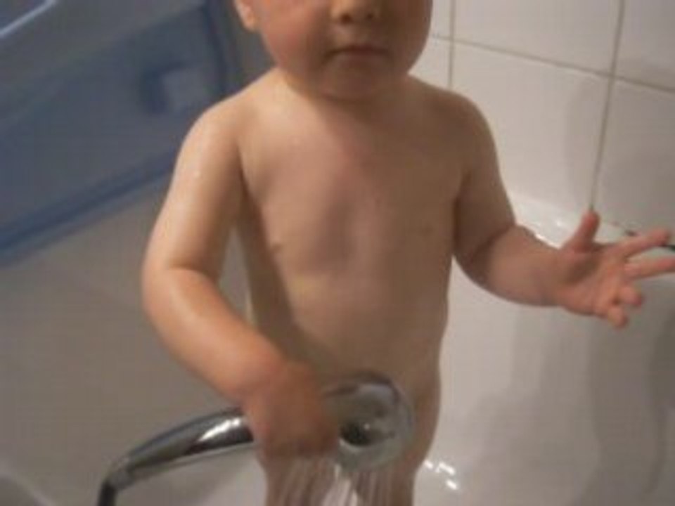 Romain prend sa douche