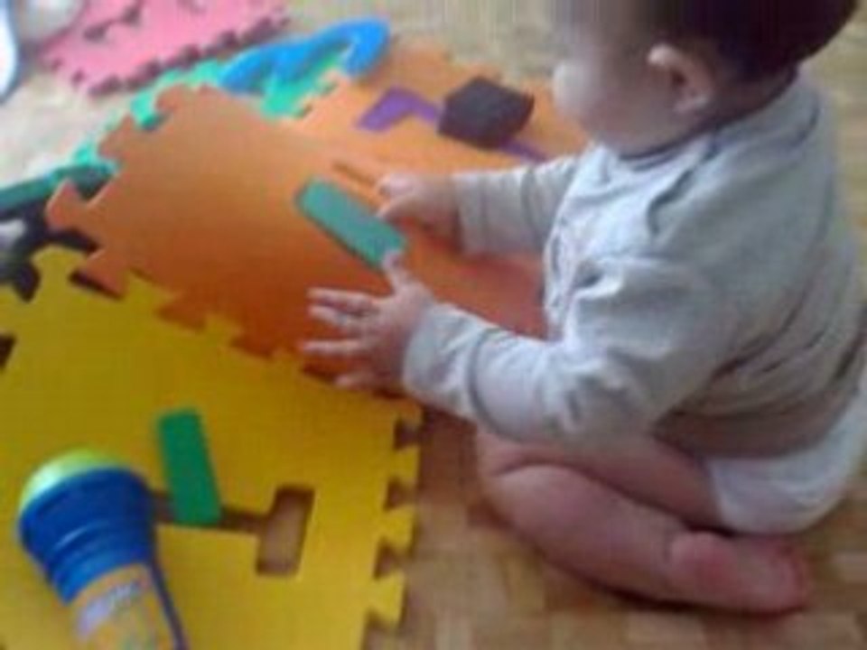 Noah dans le salon 11mois