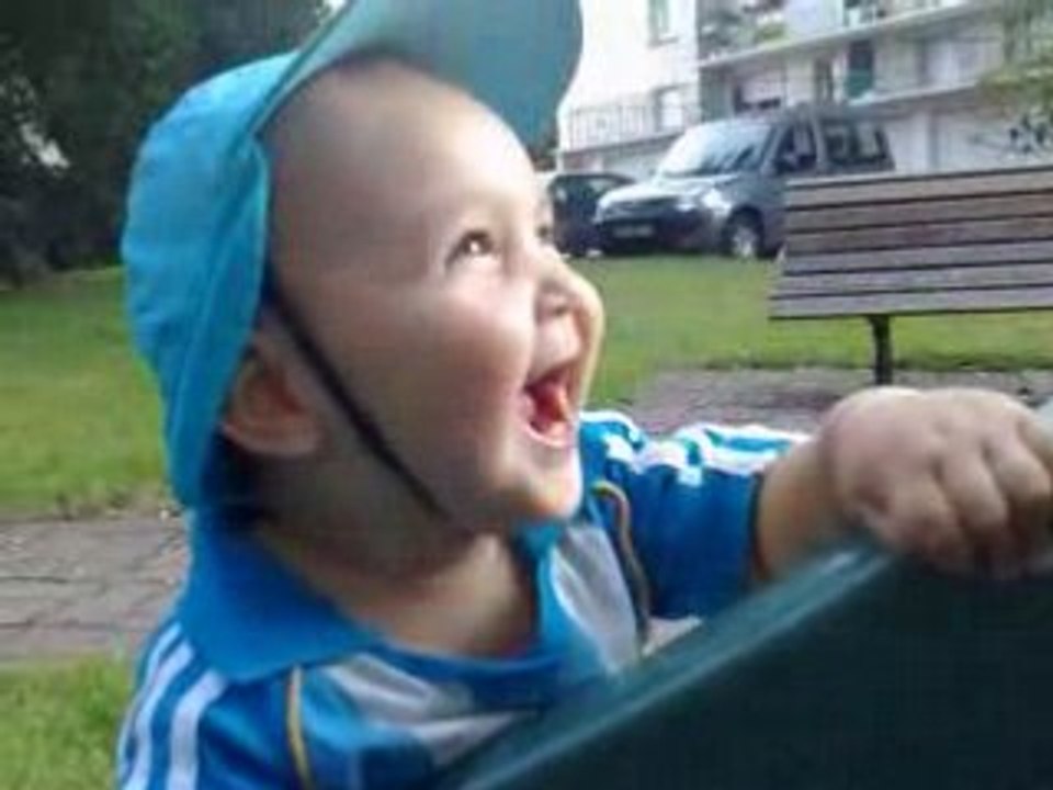 Noah dans le jardin 11mois
