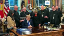Католические епископы молятся за Трампа в Овальном кабинете