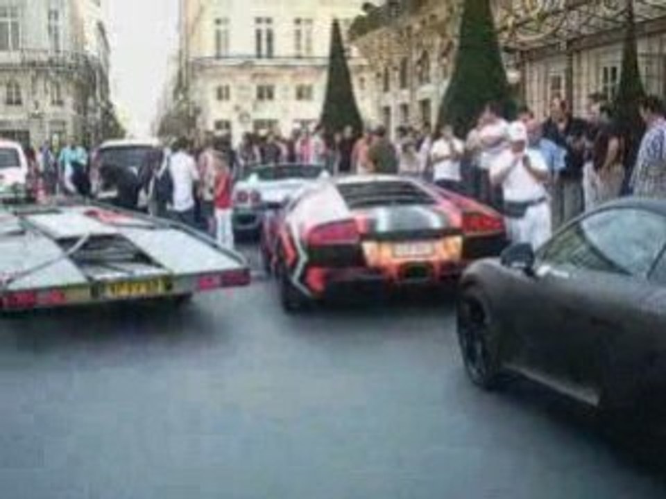 devant l'hotel REGENT a BORDEAUX : LAMBORGHINI , AUDI R8