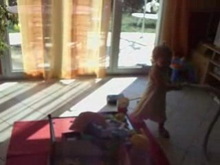 Louane passe l'aspi 290808