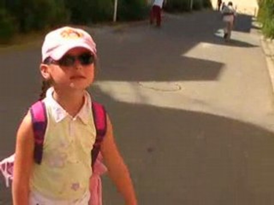 Elona va a la piscine & chante la danse des canards