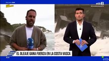 Deniz kenarında canlı yayında fırtınayı anlatan muhabiri dev bir dalga yuttu!