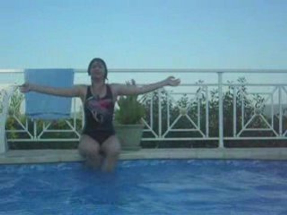 Filles speed-dérangées dans piscine