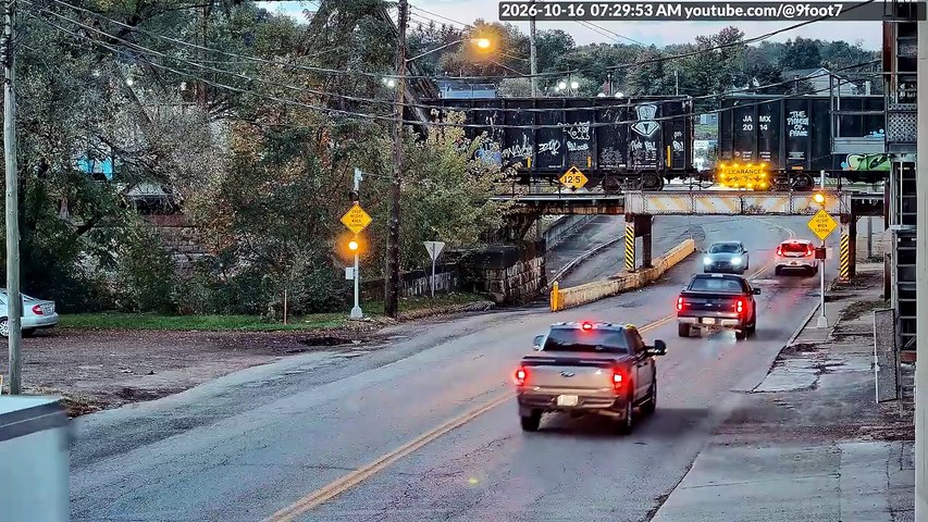 Un camion se fait décapsuler par un pont