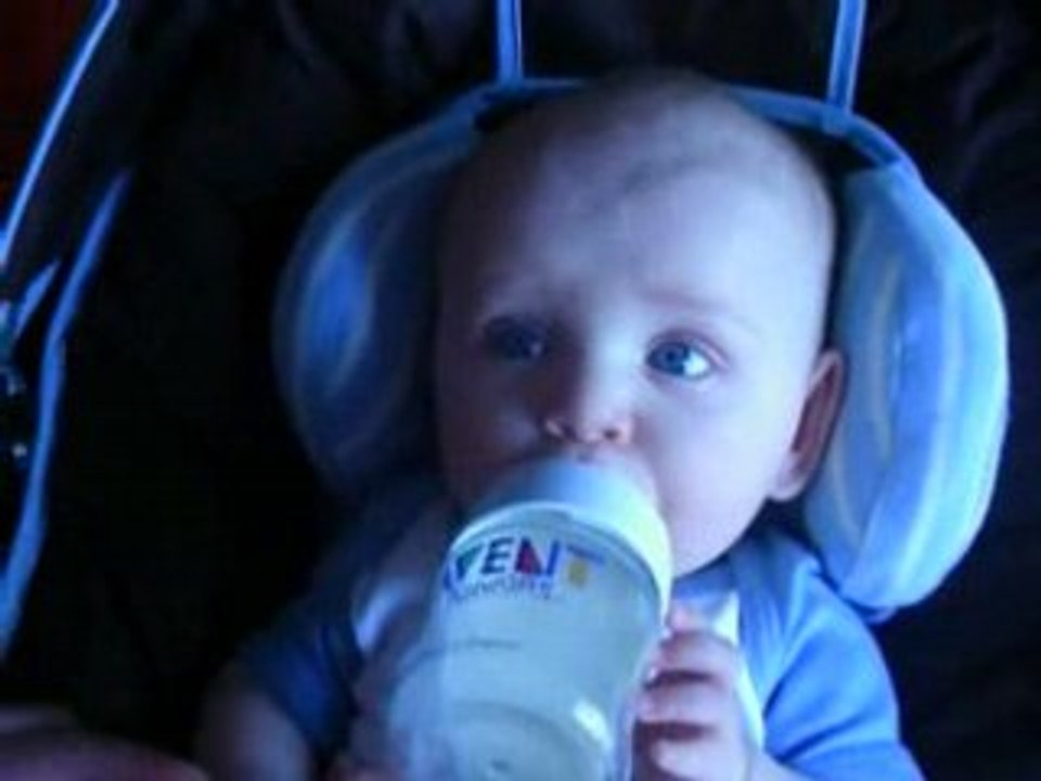 IMGP1052 22 juin boit son bib tout seul