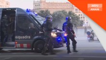Polis bertemput dengan penunjuk perasaan di Barcelona
