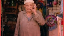 صانع السعادة بأسوان.. عم شنودة يحول بقايا الخشب والأقمشة إلى عرائس ولعب للأطفال
