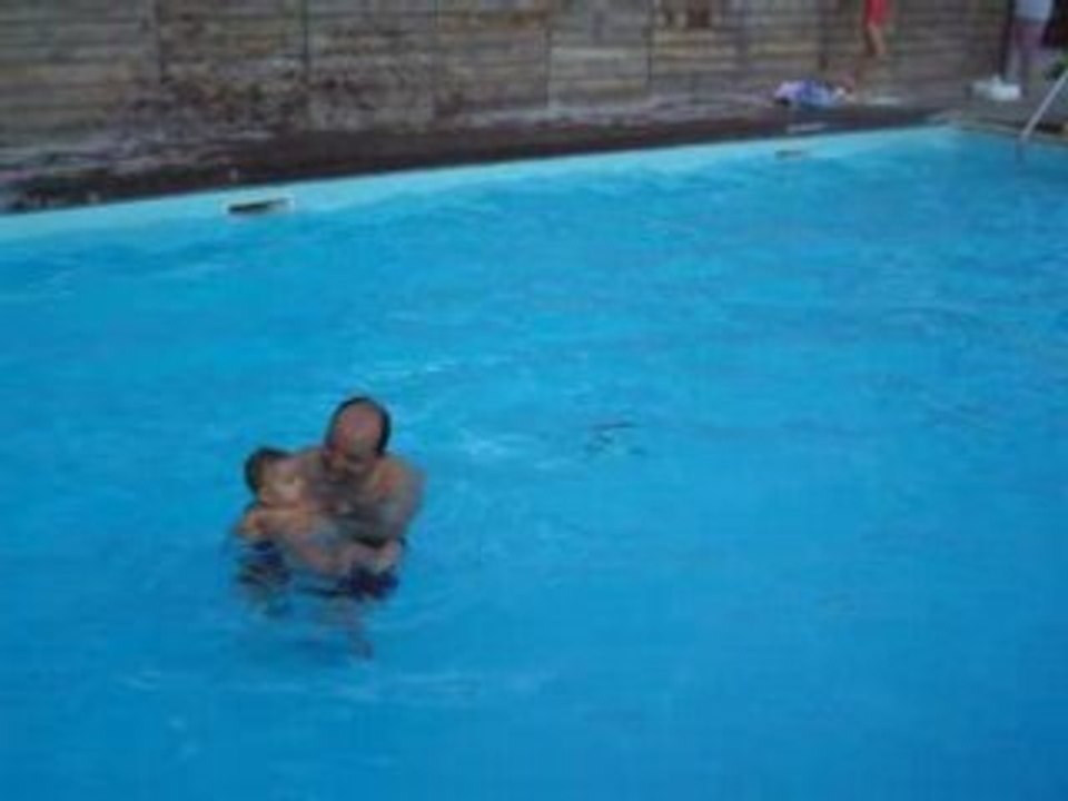 Zoé dans la piscine