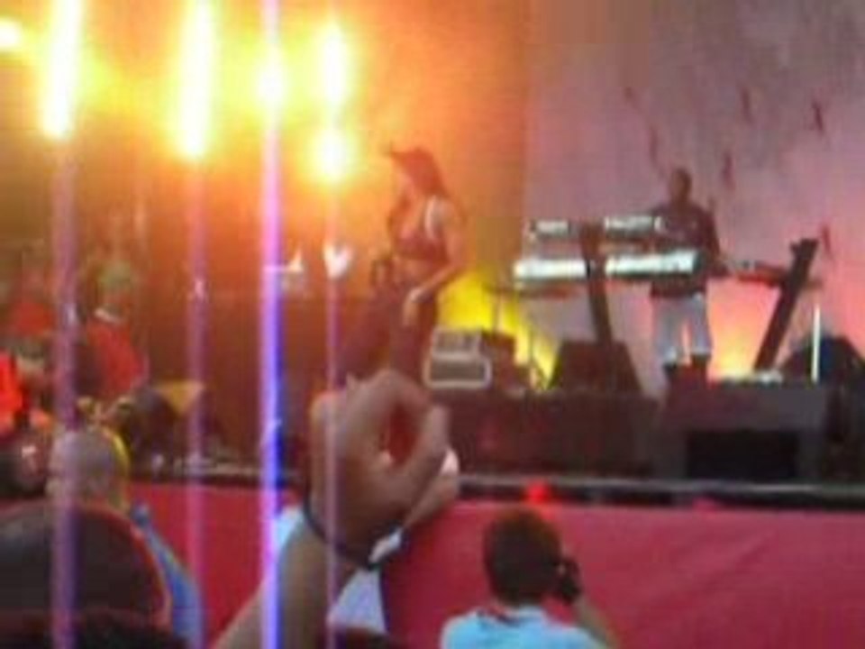 Kelly Rowland Live Nike+Human Race in Paris "DC medley"