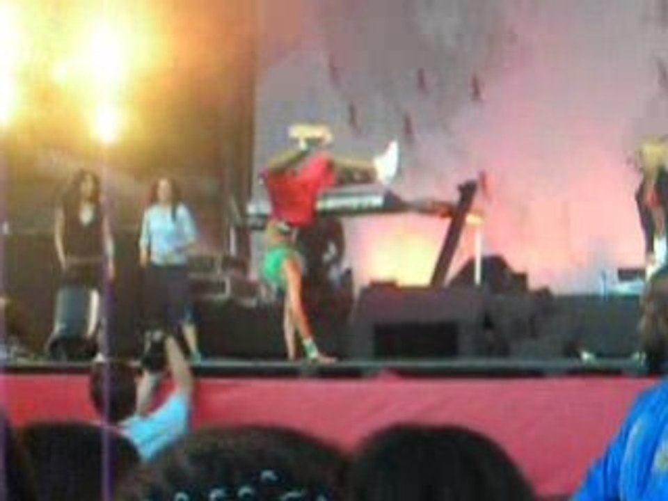 Kelly Rowland Live Nike+human Race in Paris Break dancing