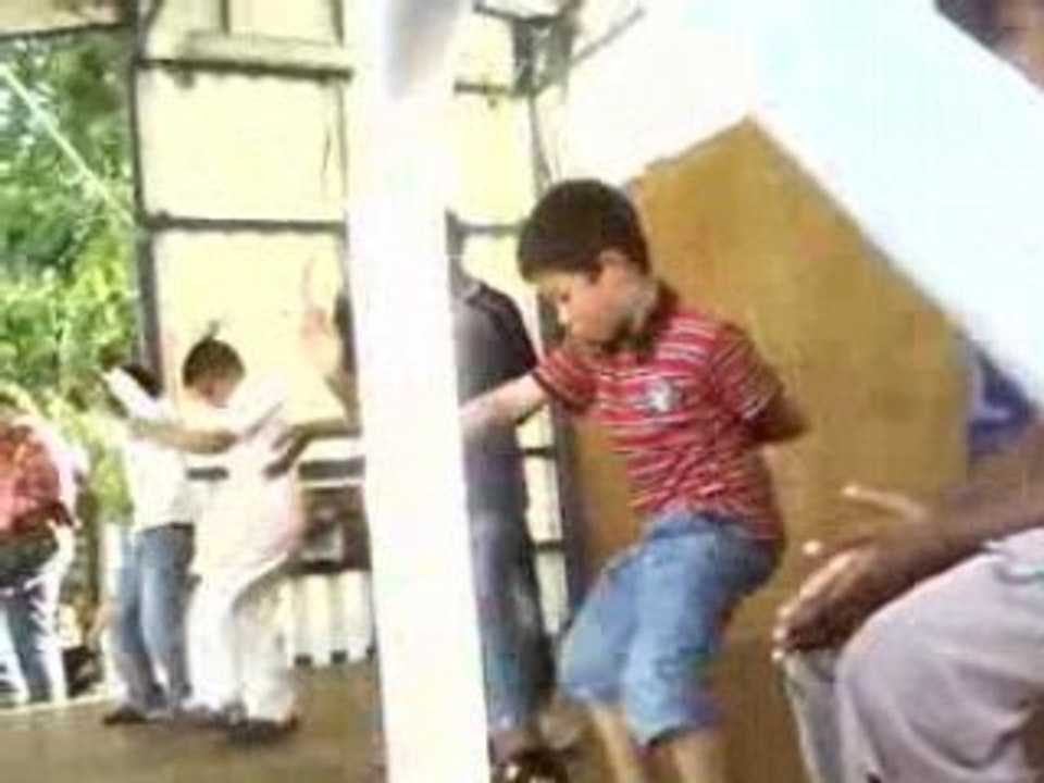 fête du centre aéré mon loulou en polo rouge et bleu