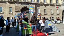 Università, studenti in tenda fuori dal Municipio di Napoli contro il caro affitti