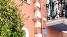 Kea protege su legado arquitectónico de colores intensos, casas de piedra y un viejo molino de agua