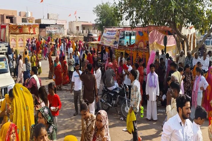 पुजारी बाबा संग हजारों श्रद्धालुओं ने किए आशापुरा माता के दर्शन