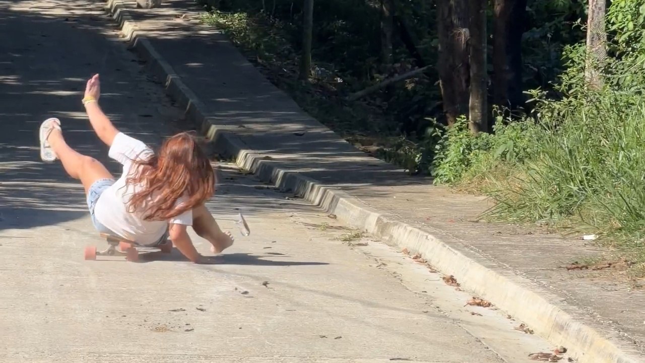 Girl Veers Sideways Downhill And Avoids A Fall - video Dailymotion